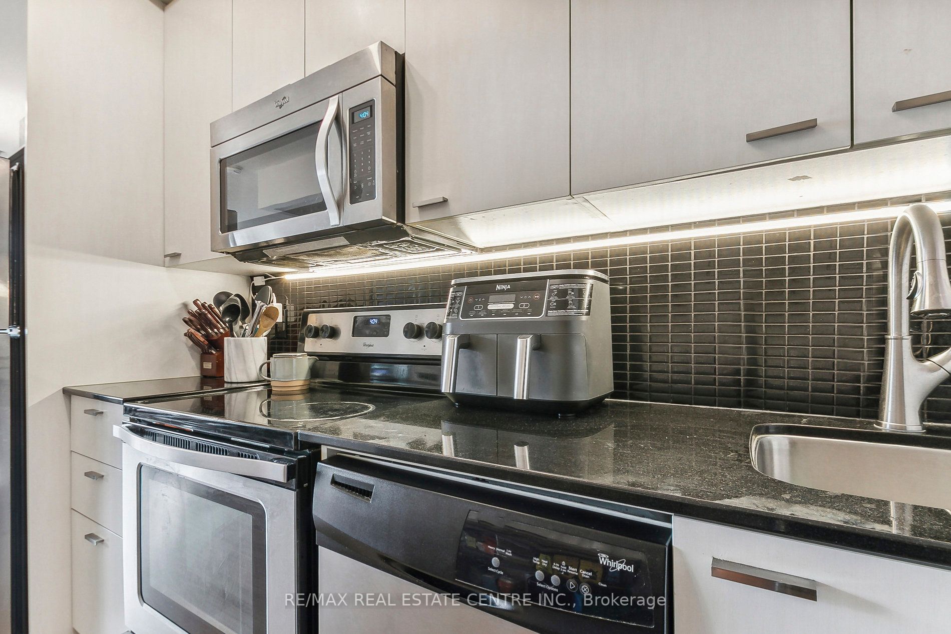 775 King St W, #906