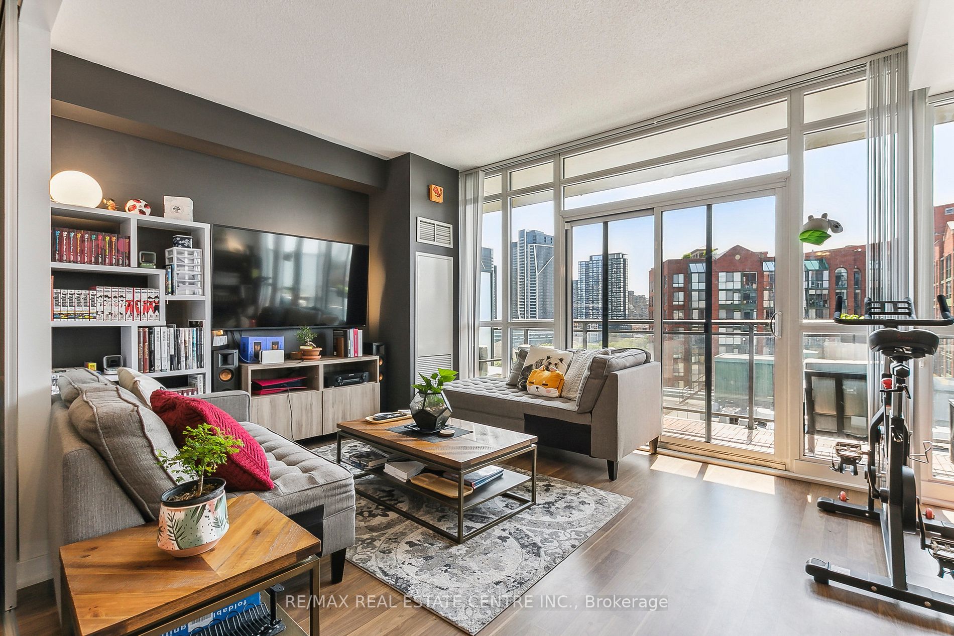 775 King St W, #906