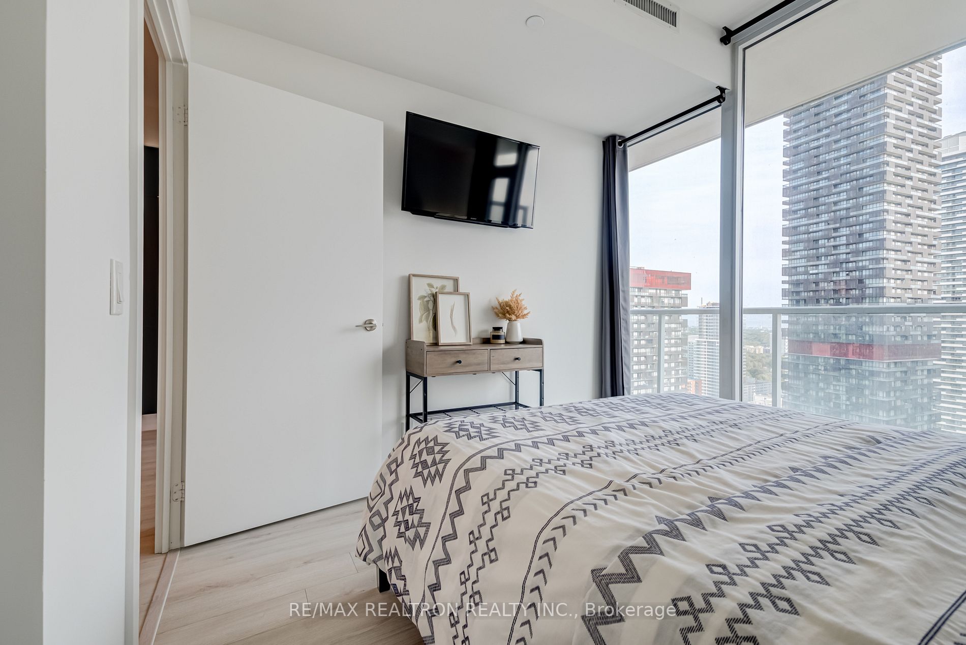 33 Helendale Ave, #2905