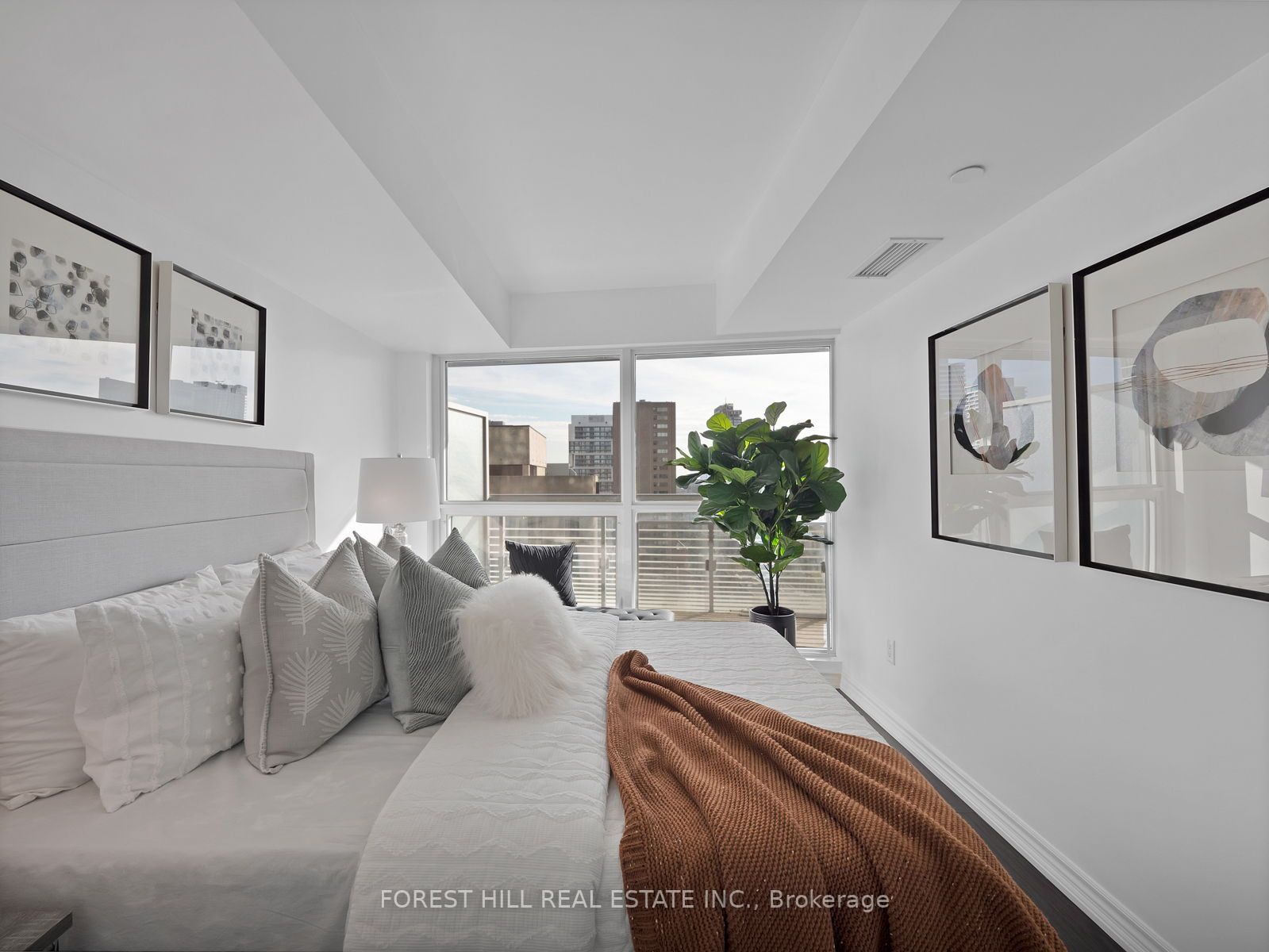 386 Yonge Street, #2105