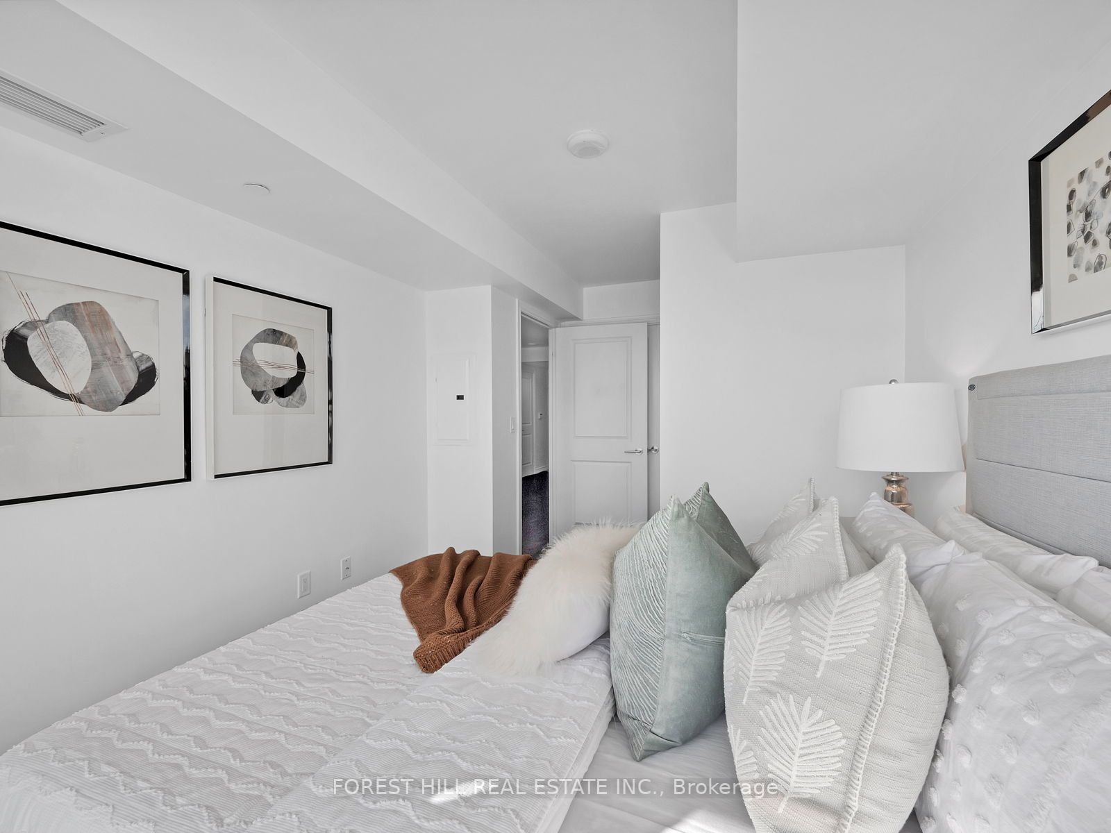 386 Yonge Street, #2105
