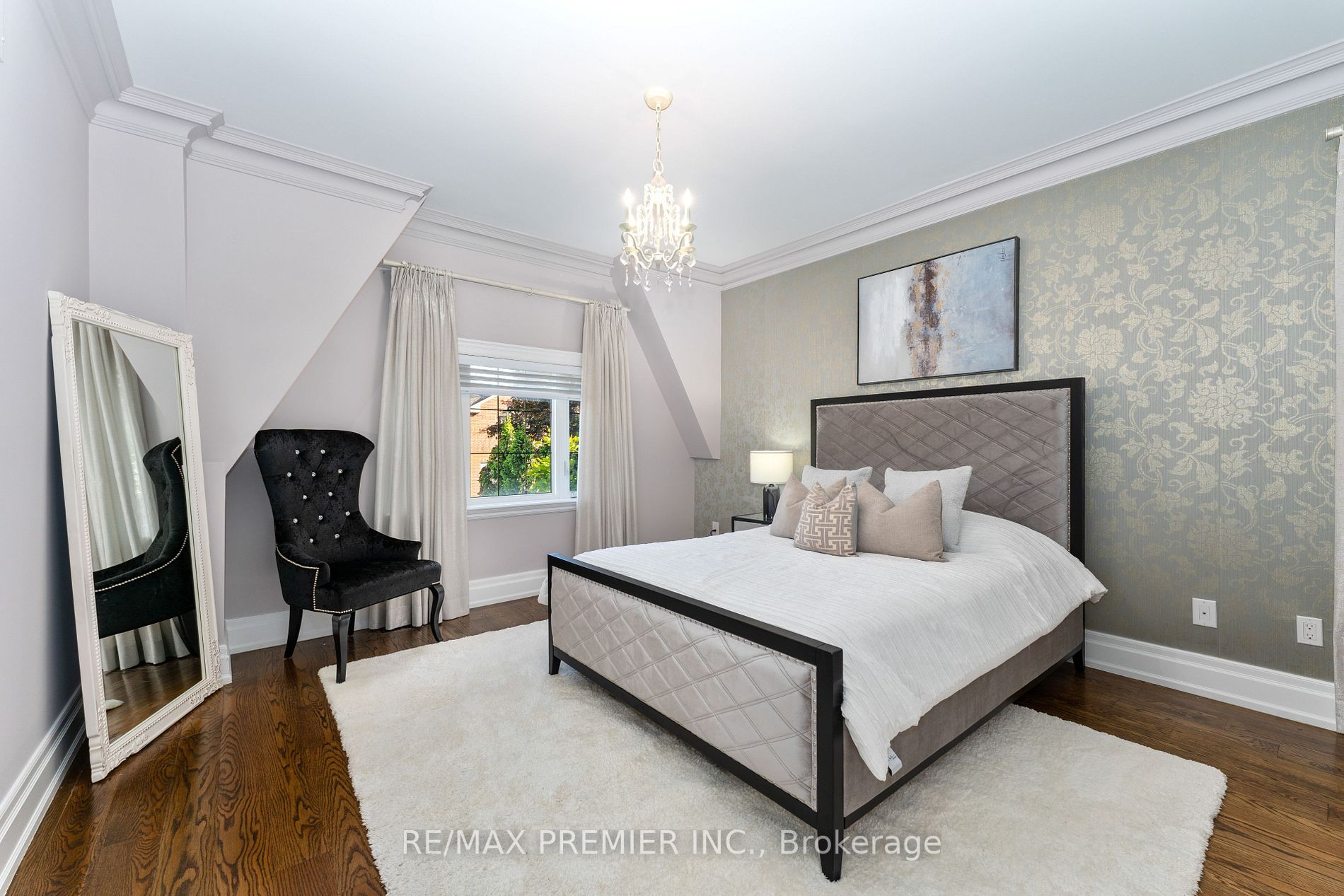 142 Upper Canada Dr