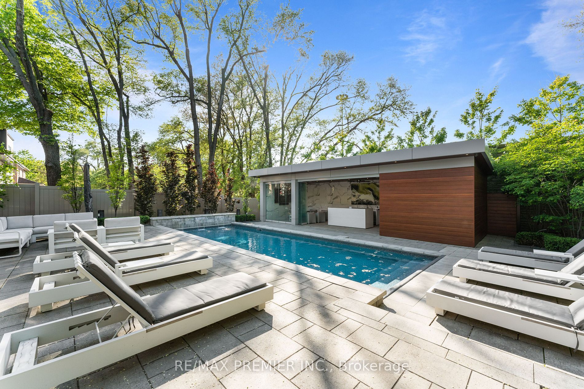 142 Upper Canada Dr