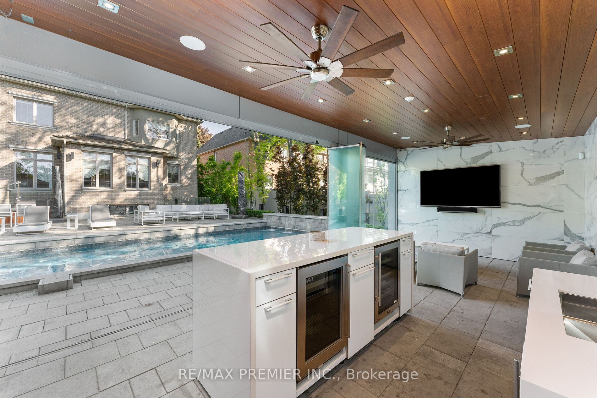 142 Upper Canada Dr
