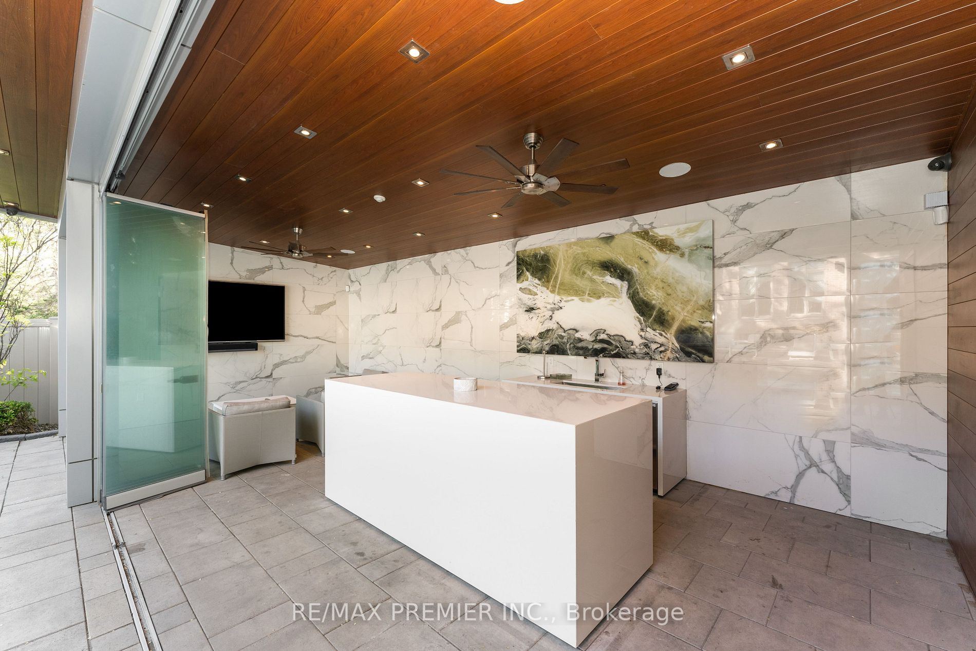 142 Upper Canada Dr