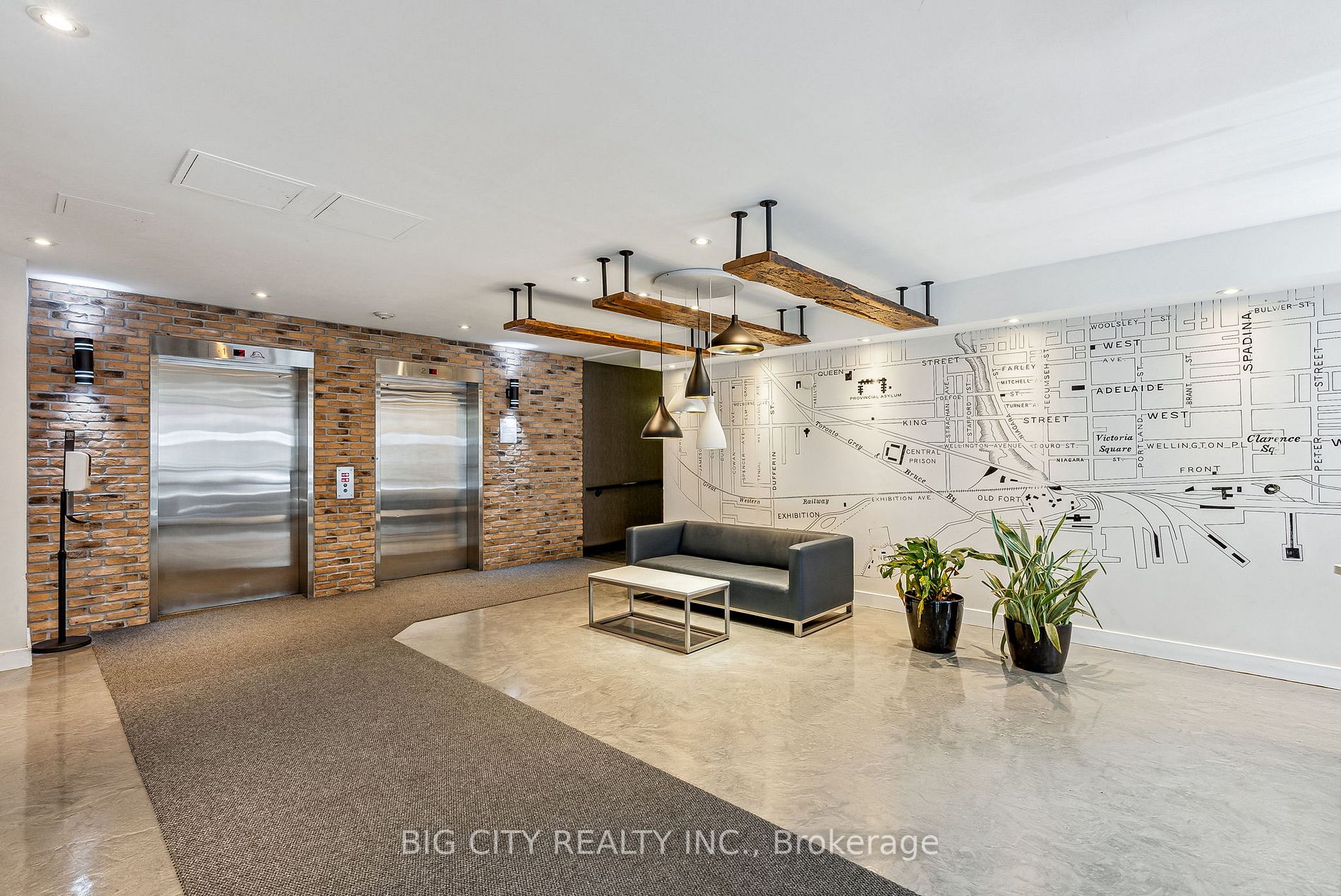 800 King St W, #202