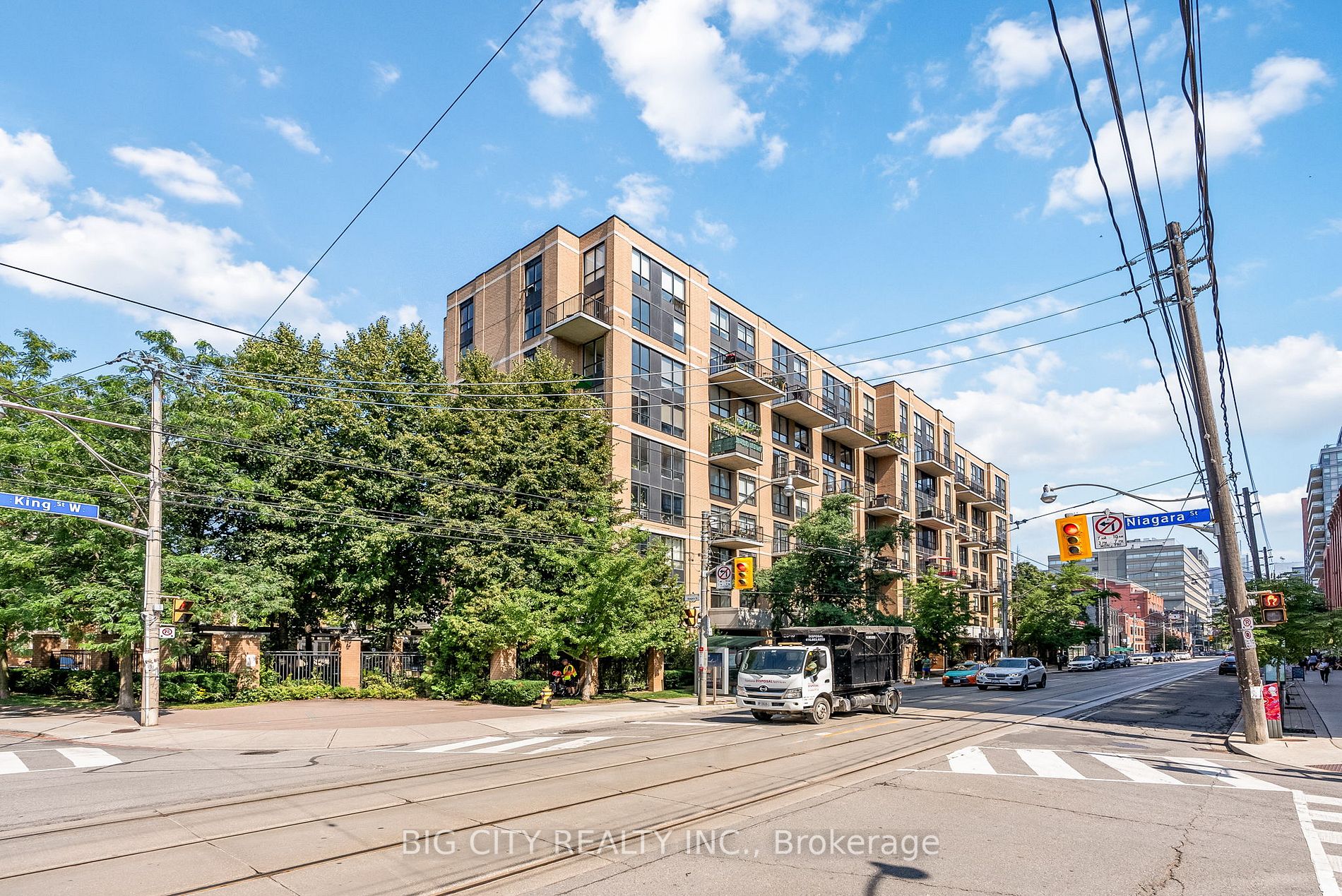 800 King St W, #202