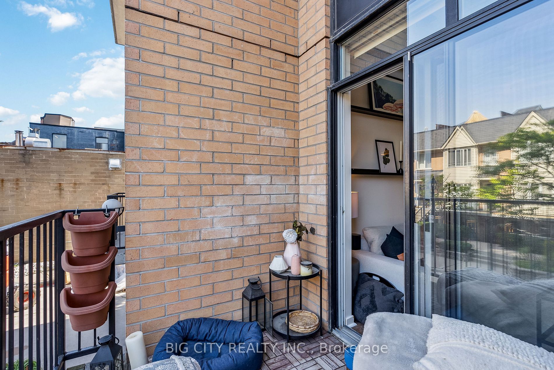 800 King St W, #202