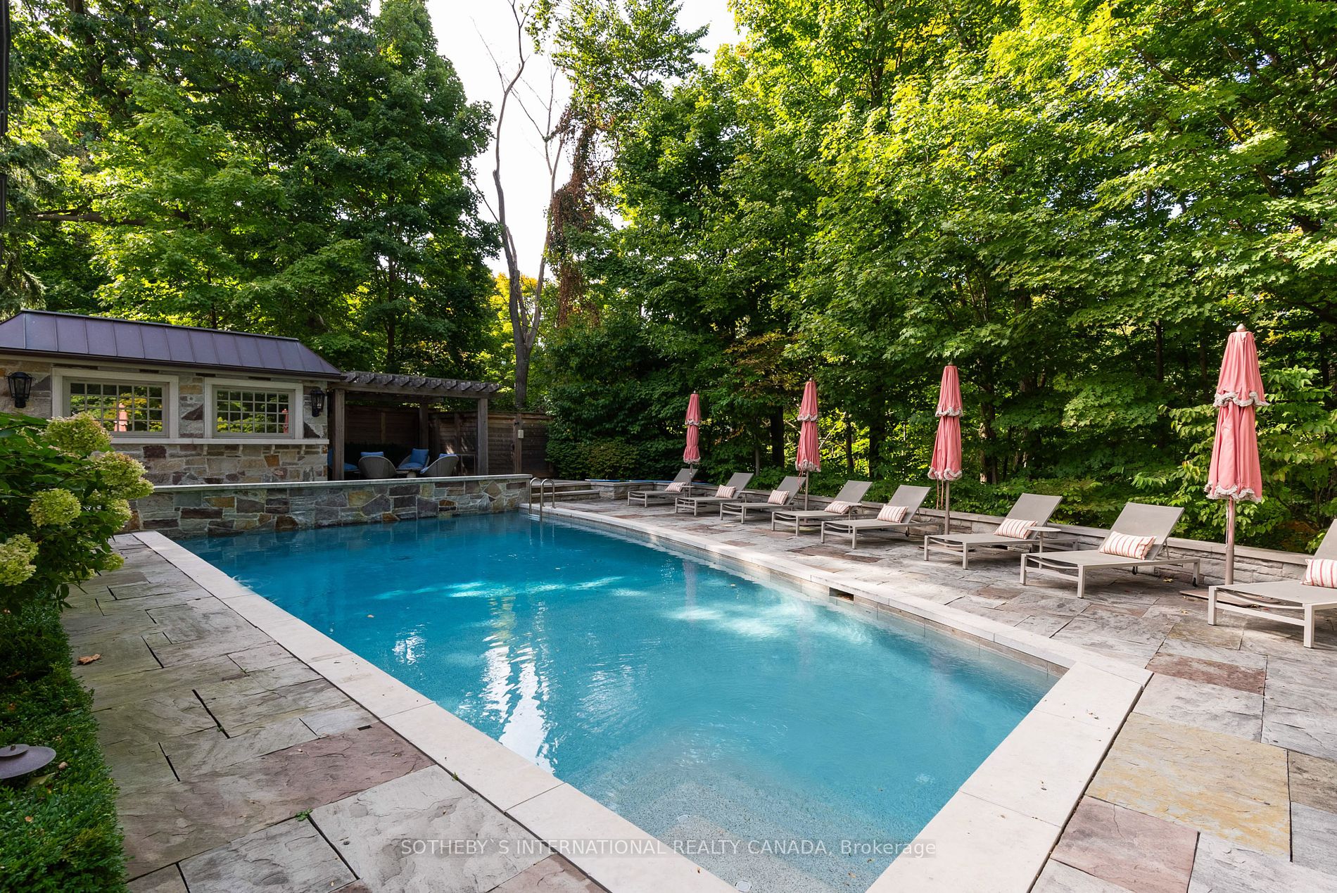 108 Sandringham Dr