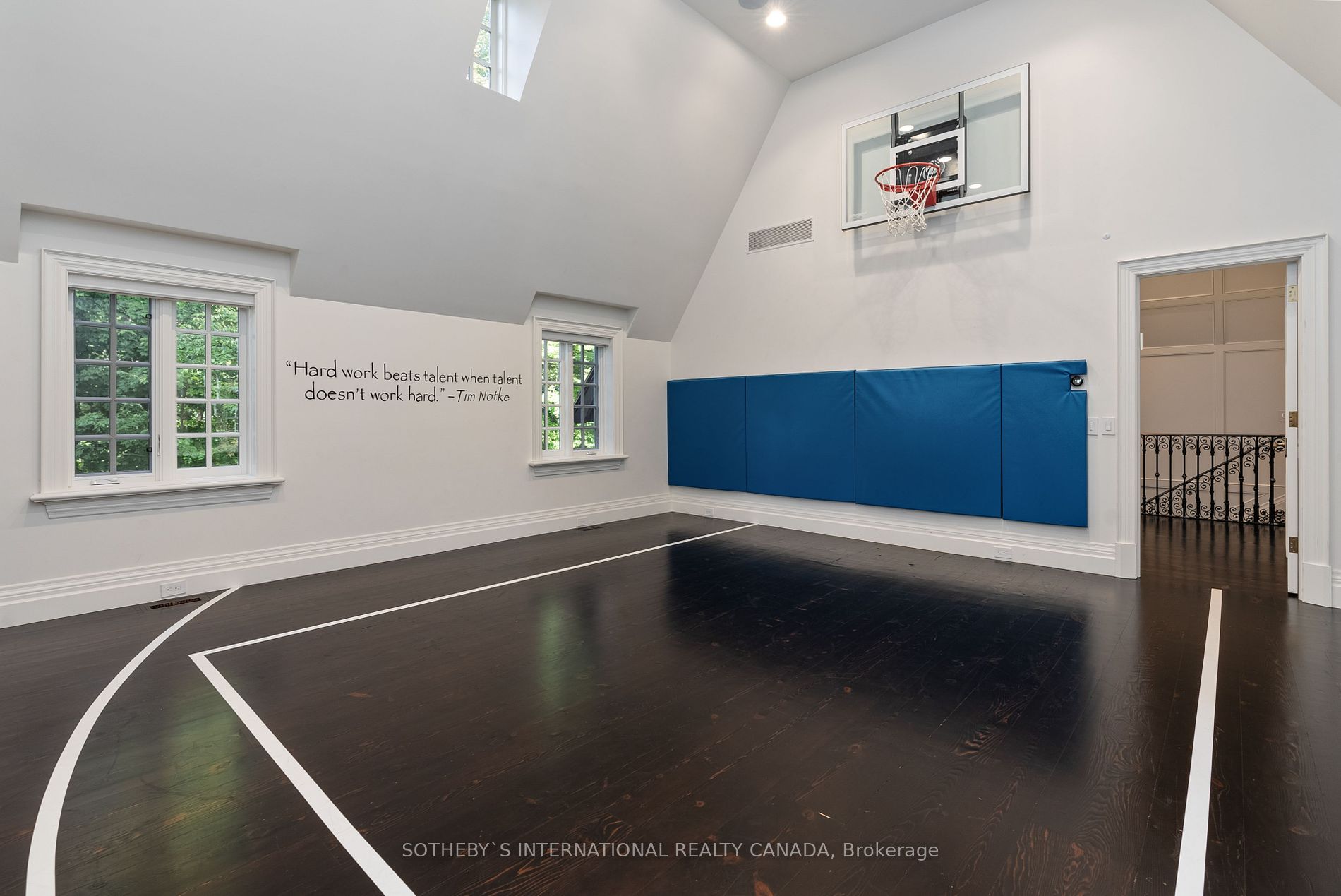108 Sandringham Dr