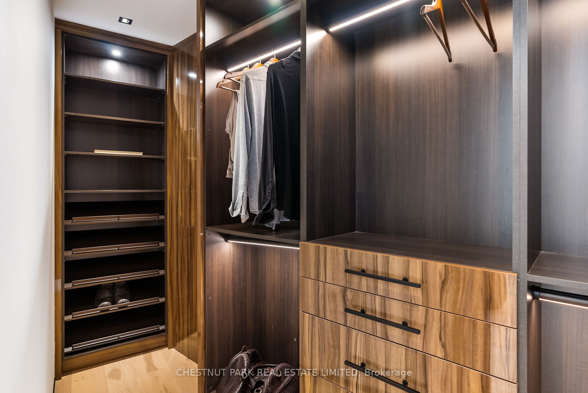 4 Douglas Cres