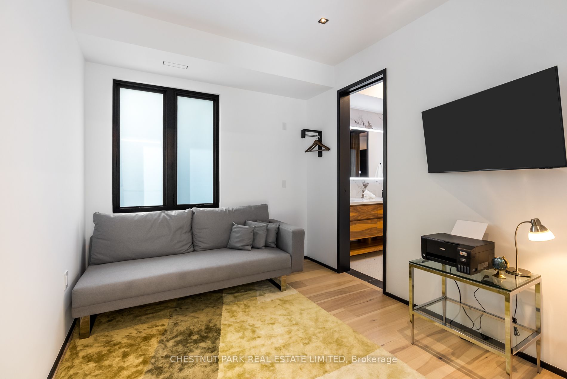 4 Douglas Cres