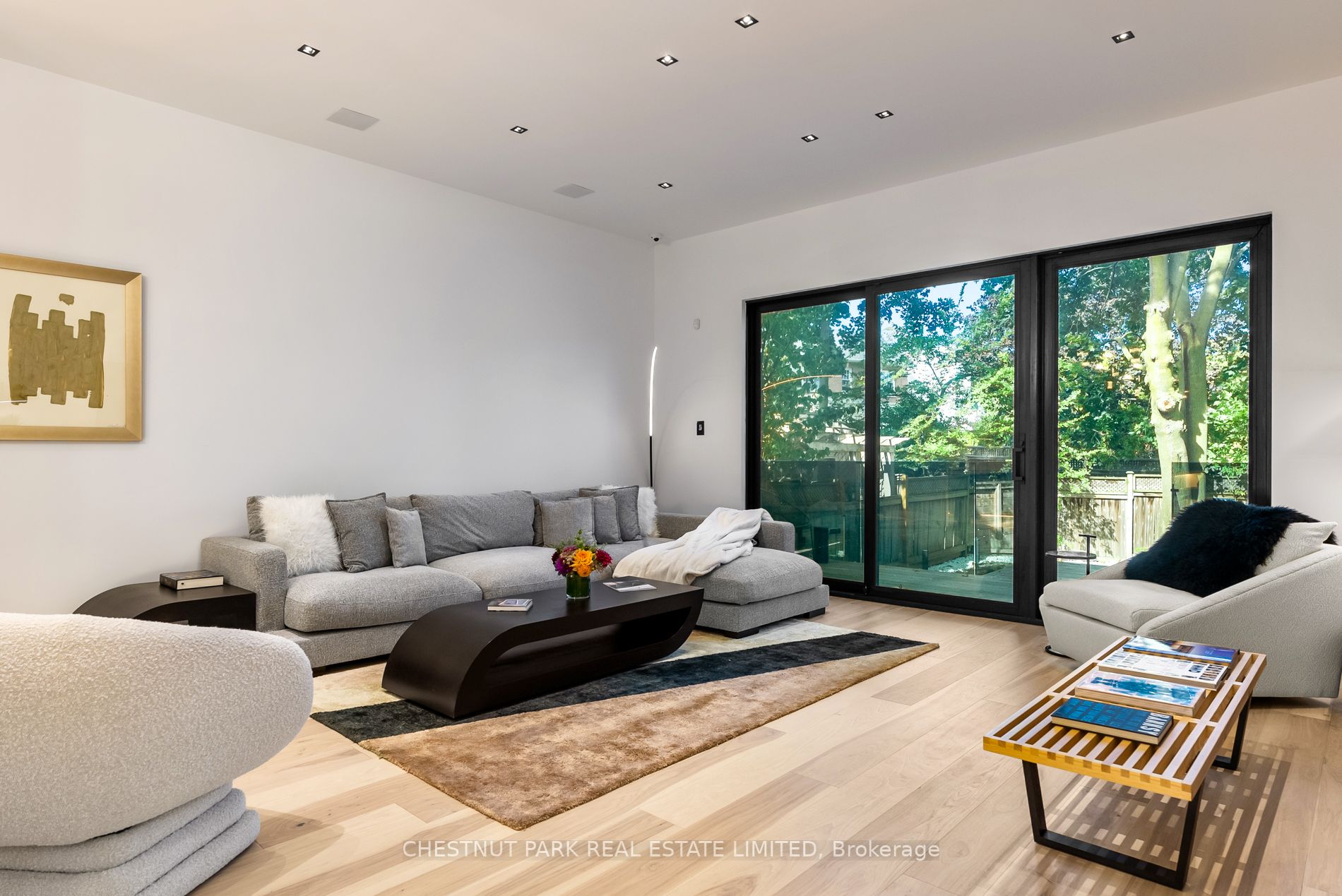 4 Douglas Cres