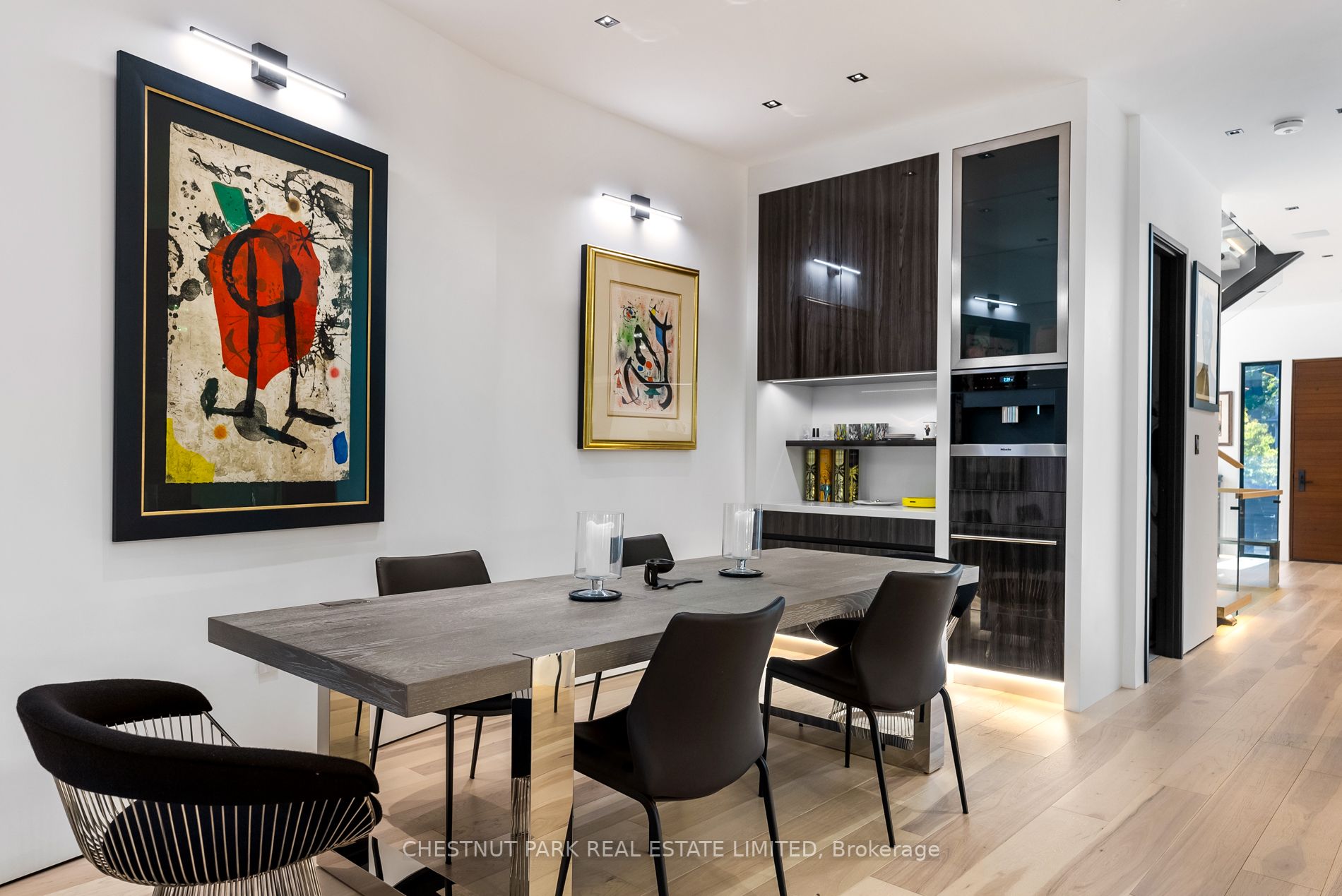 4 Douglas Cres