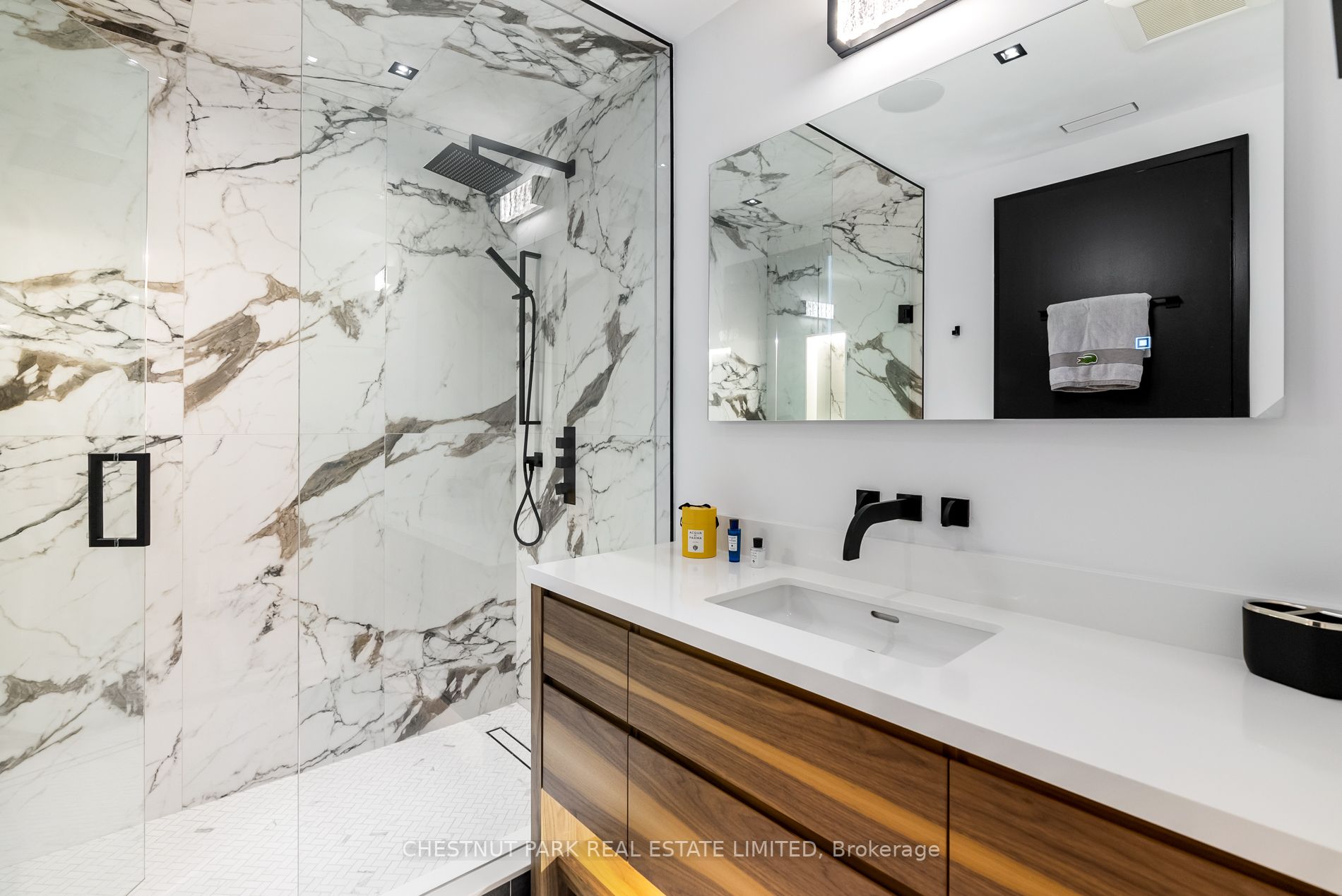 4 Douglas Cres