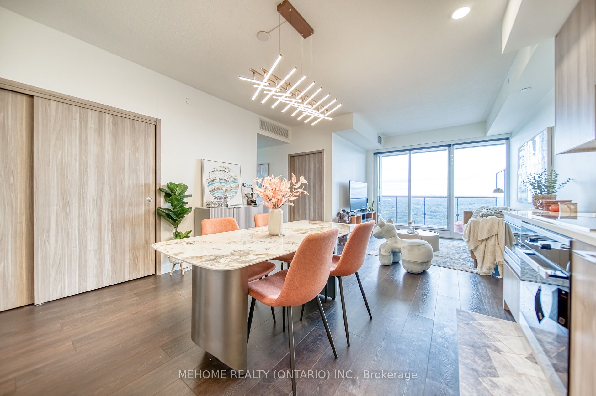 95 Mcmahon Dr, #3907