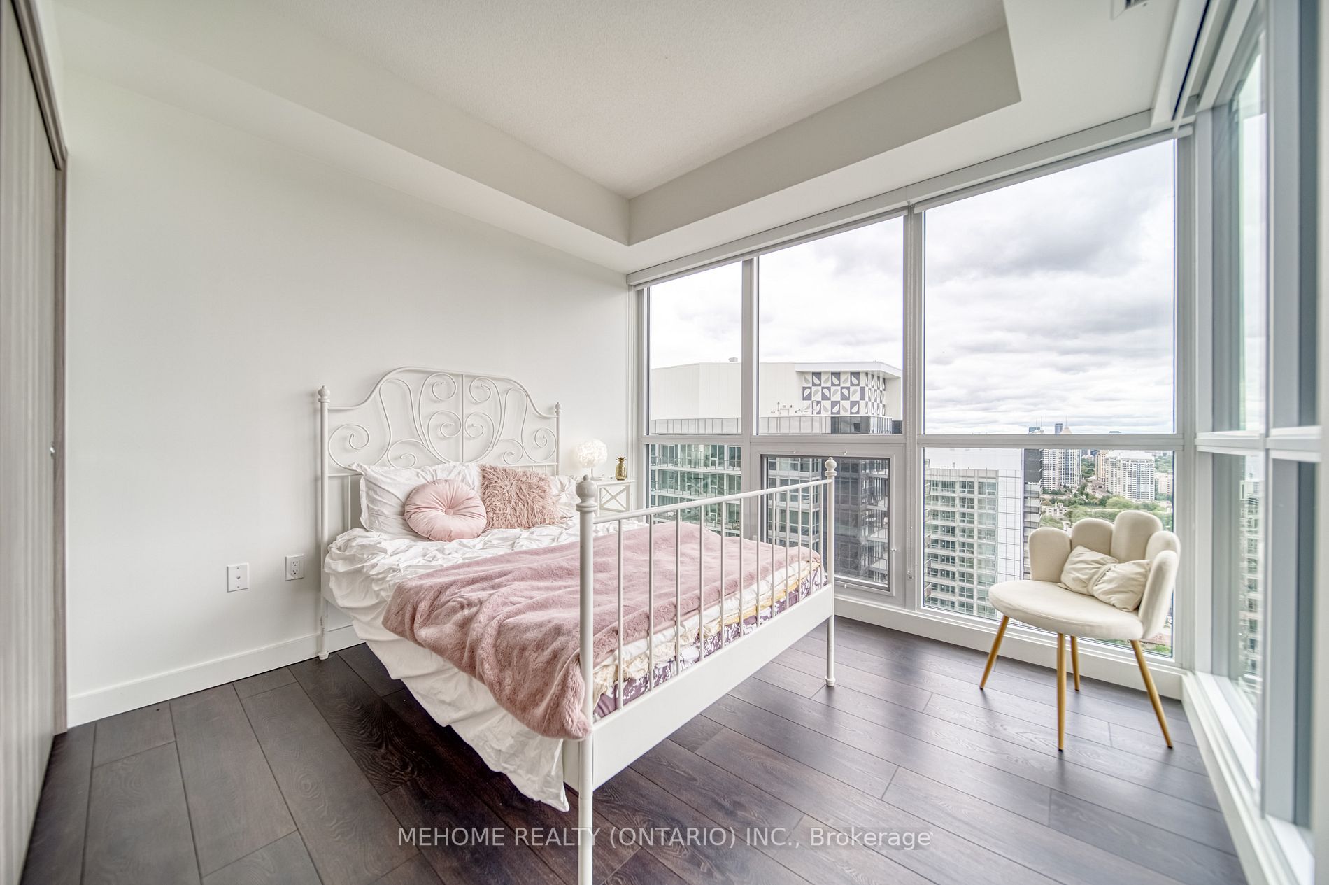 95 Mcmahon Dr, #3907