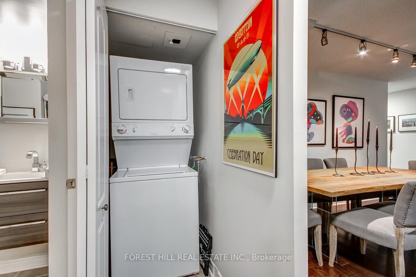 212 Eglinton Ave E, #612