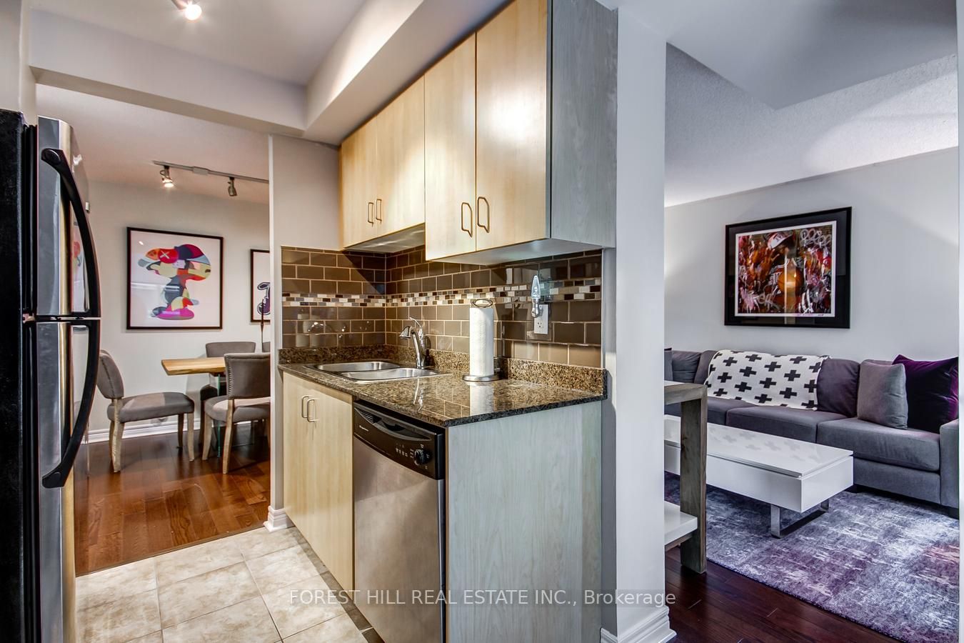 212 Eglinton Ave E, #612