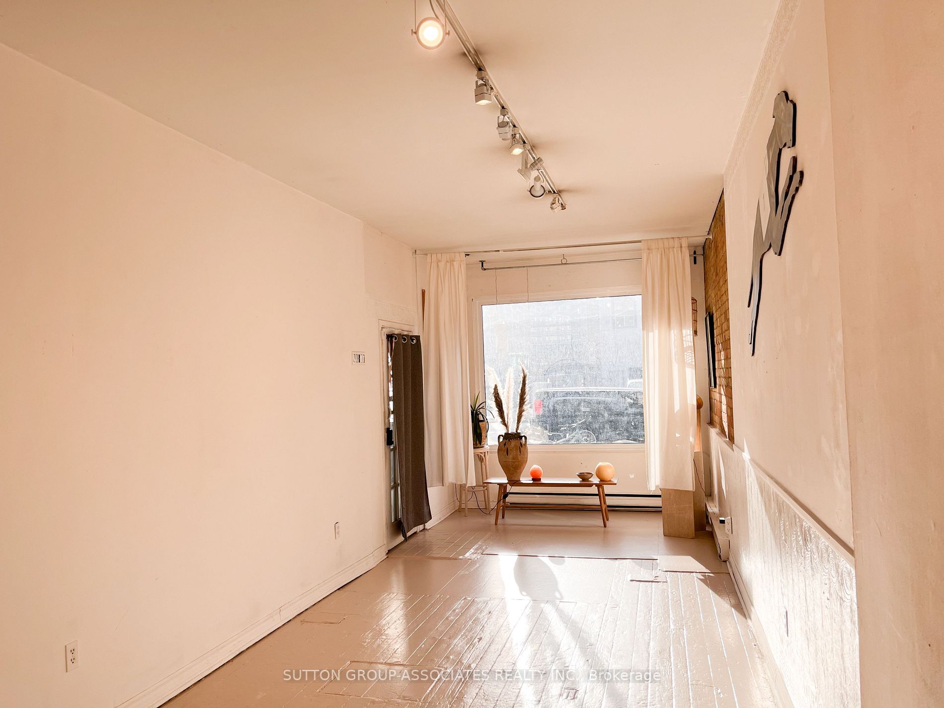 246 Queen St E, #Main