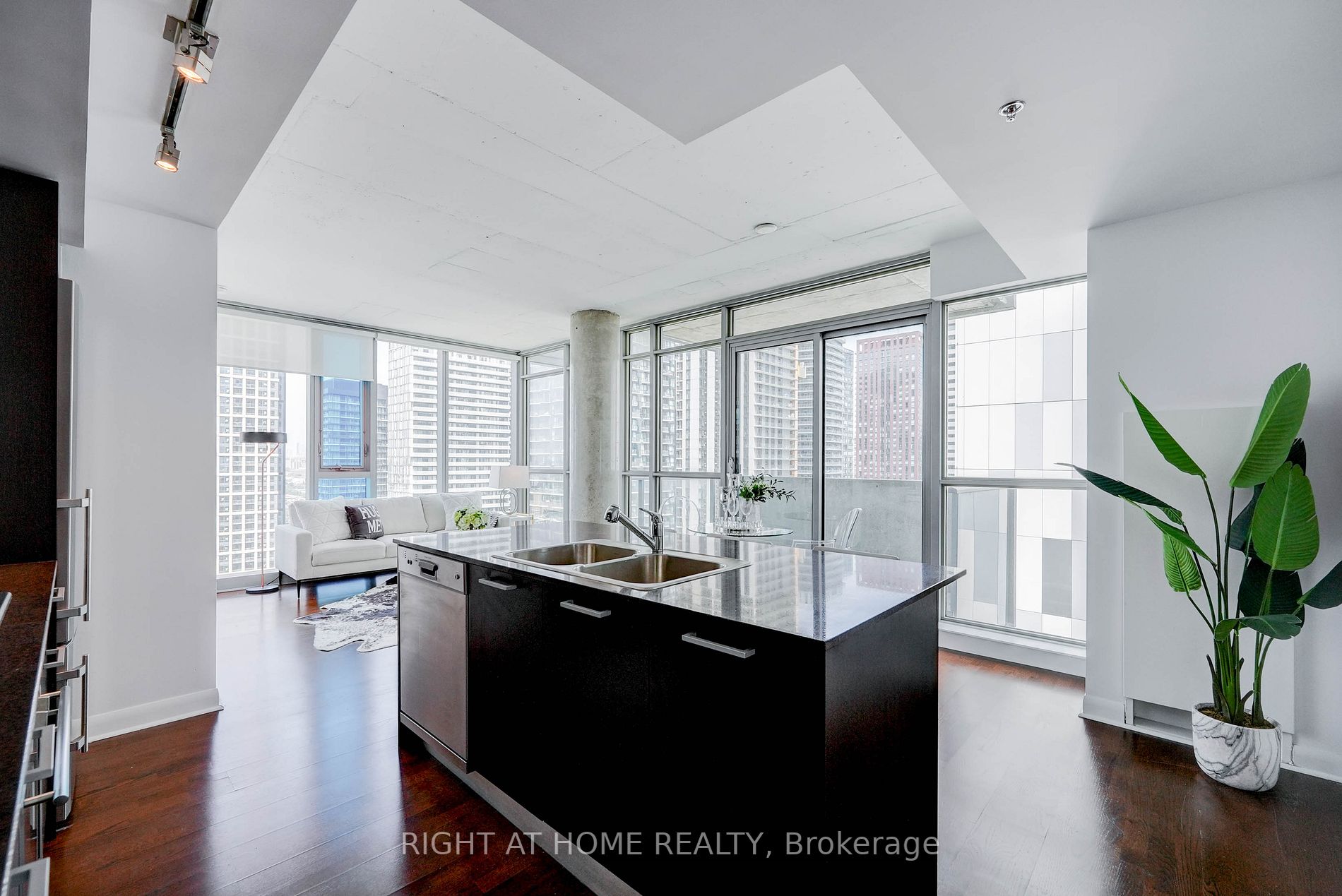 375 King St W, #3007