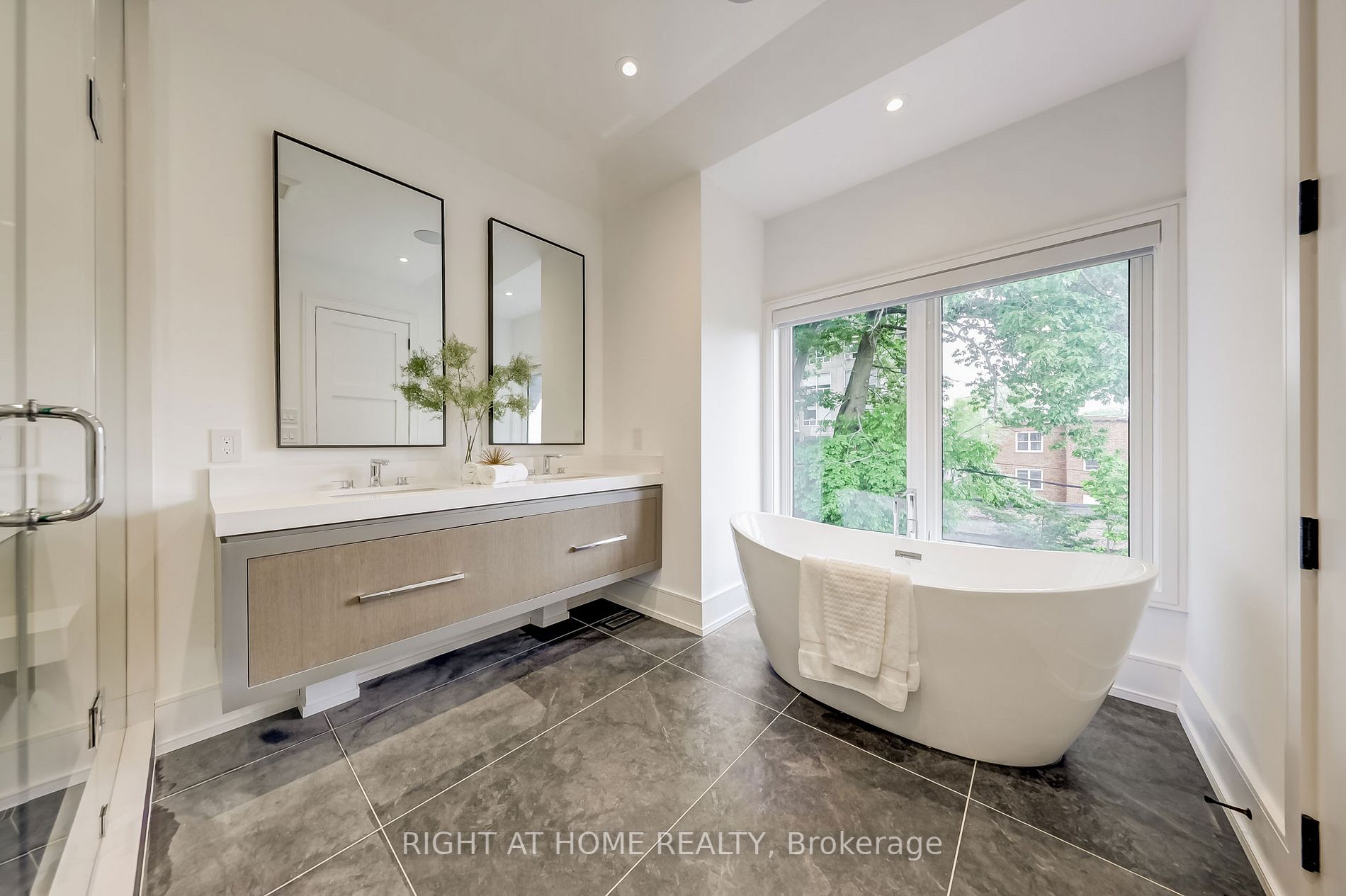 102 Parklea Dr