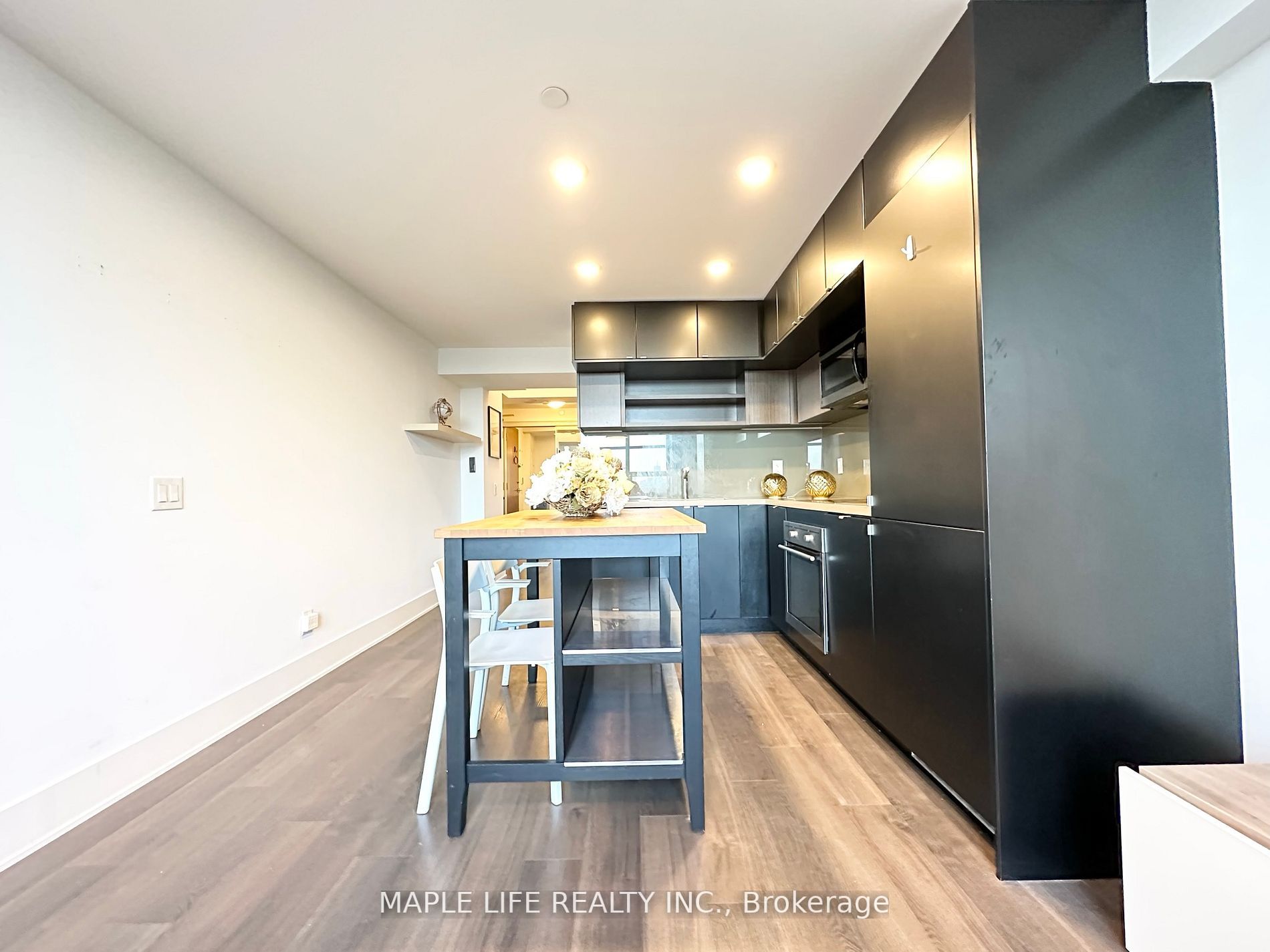 111 St Clair Ave W, #817
