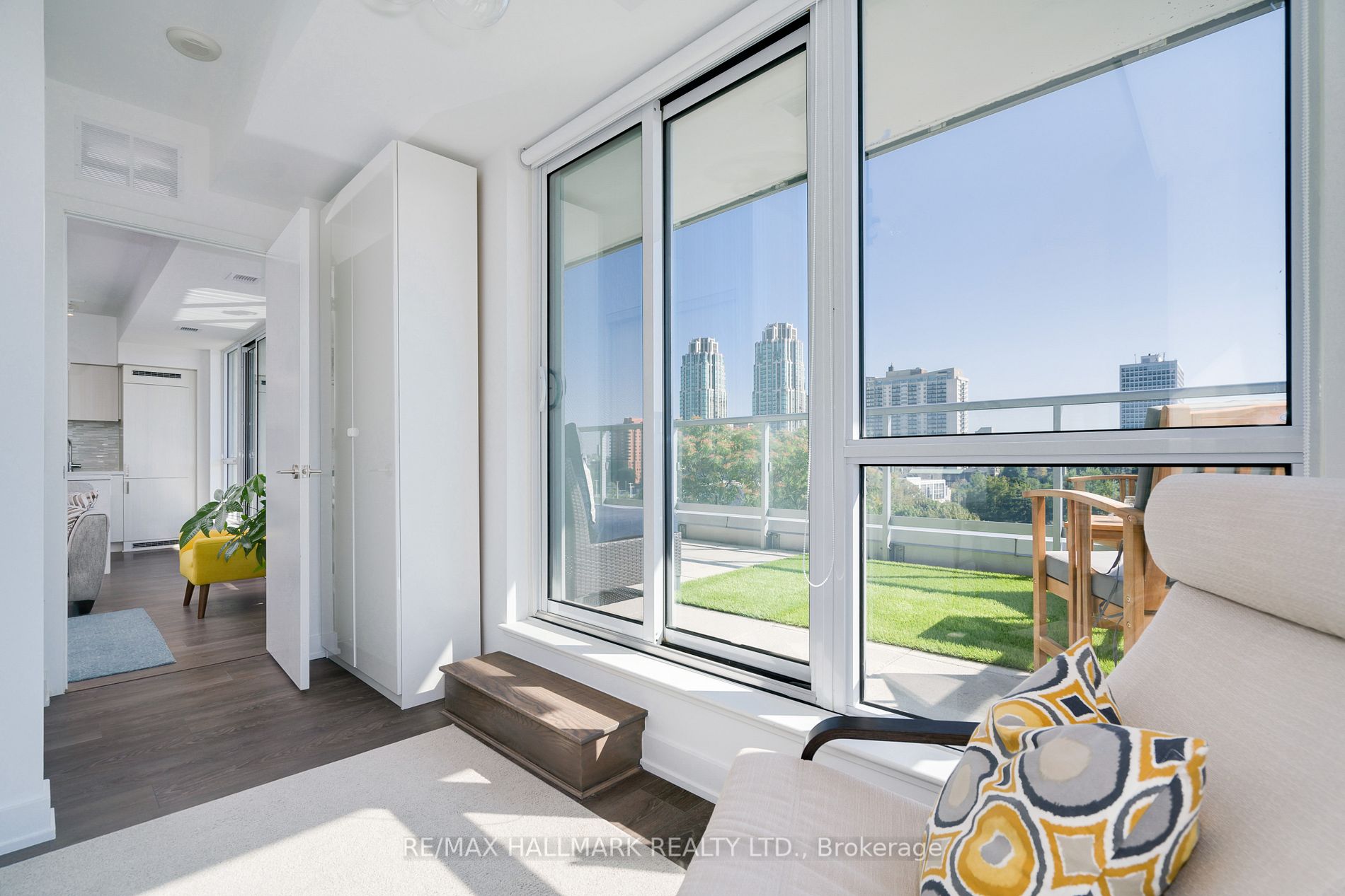 501 St Clair Ave W, #512
