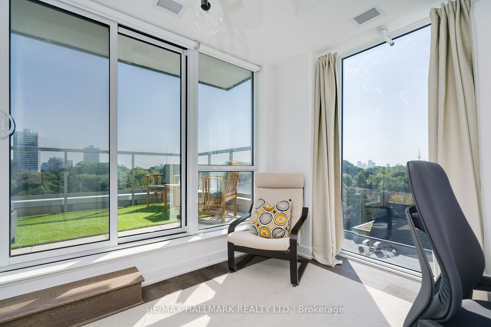 501 St Clair Ave W, #512
