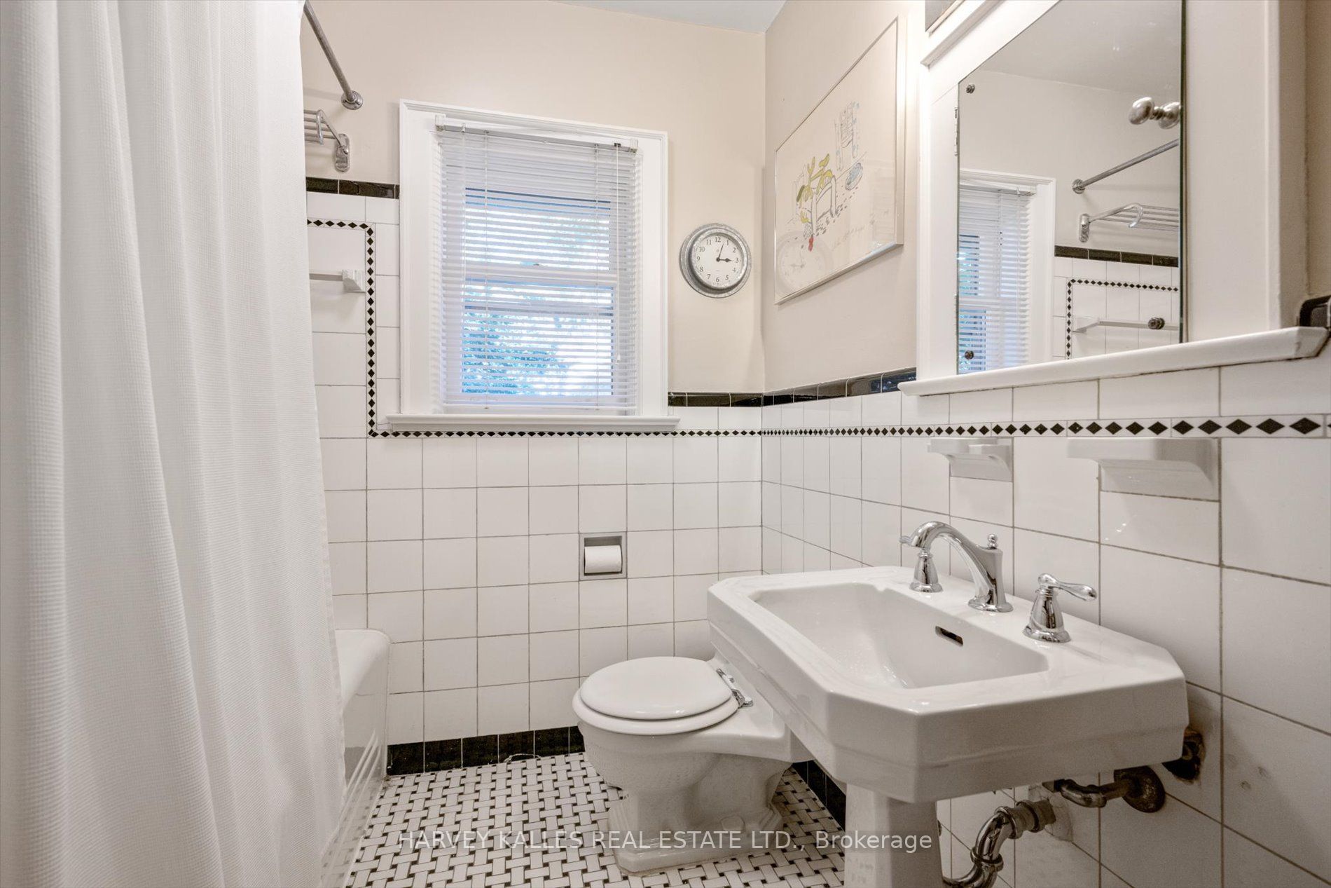 597 Spadina Rd