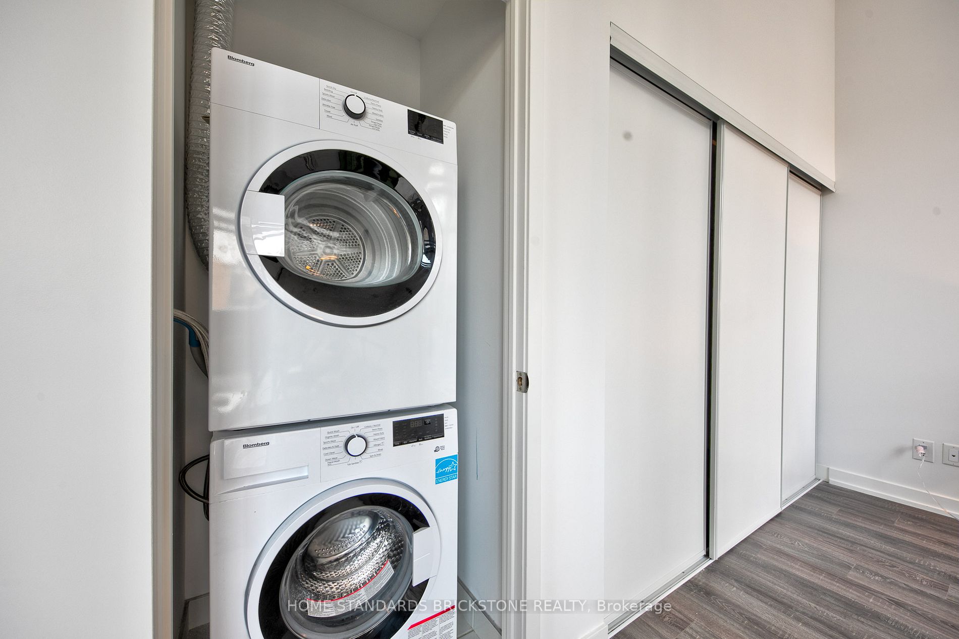 20 Edward St, #401