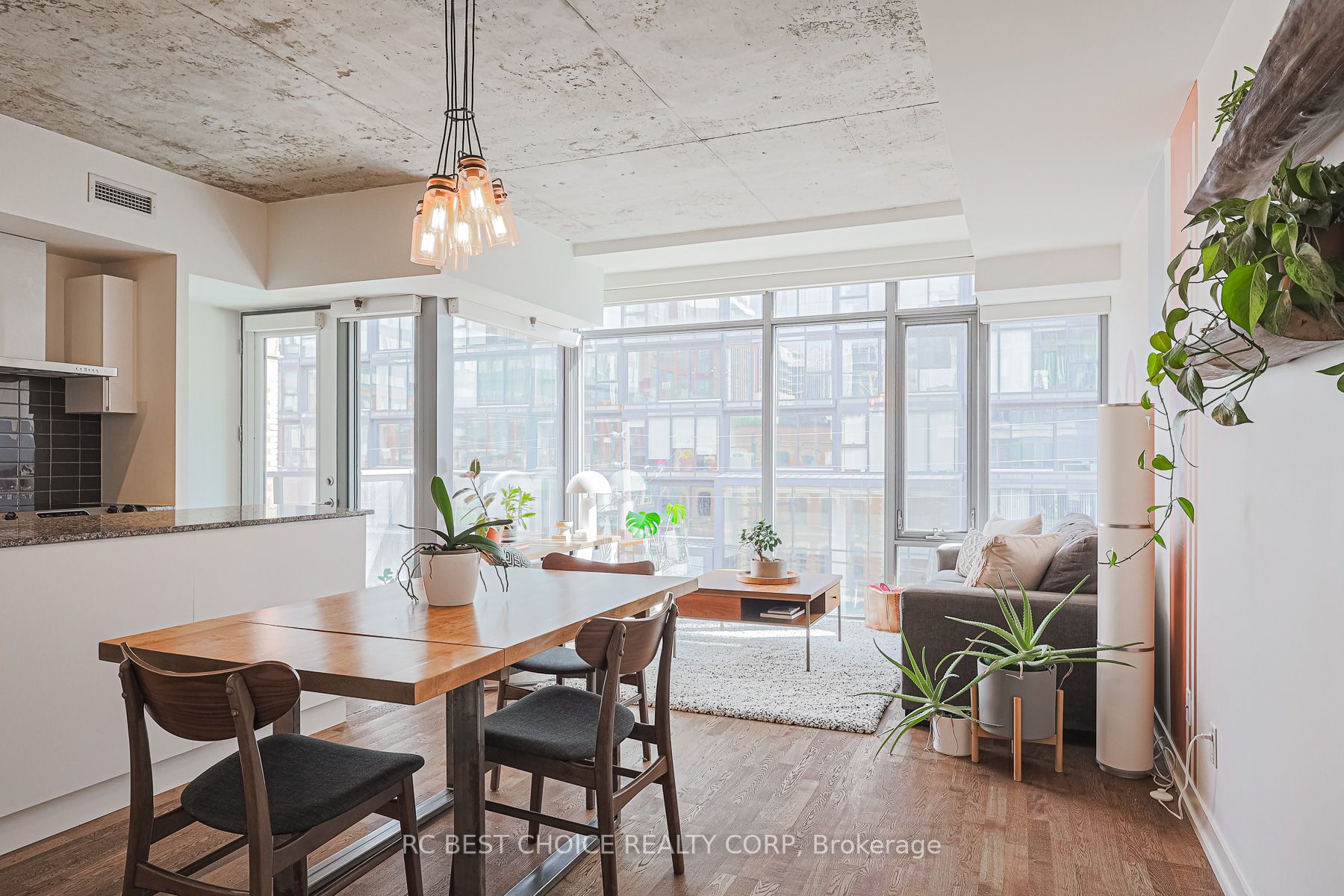650 King St W, #410
