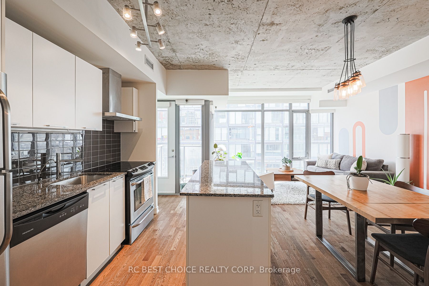 650 King St W, #410
