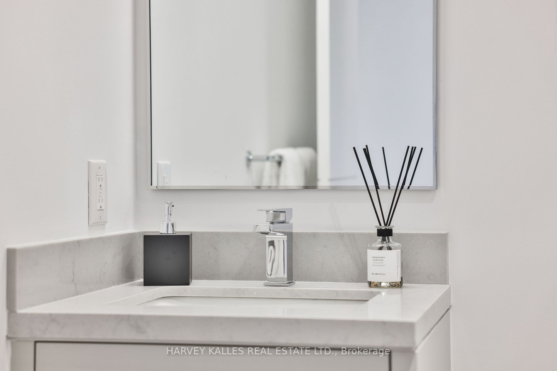 215 Lonsdale Rd, #1206