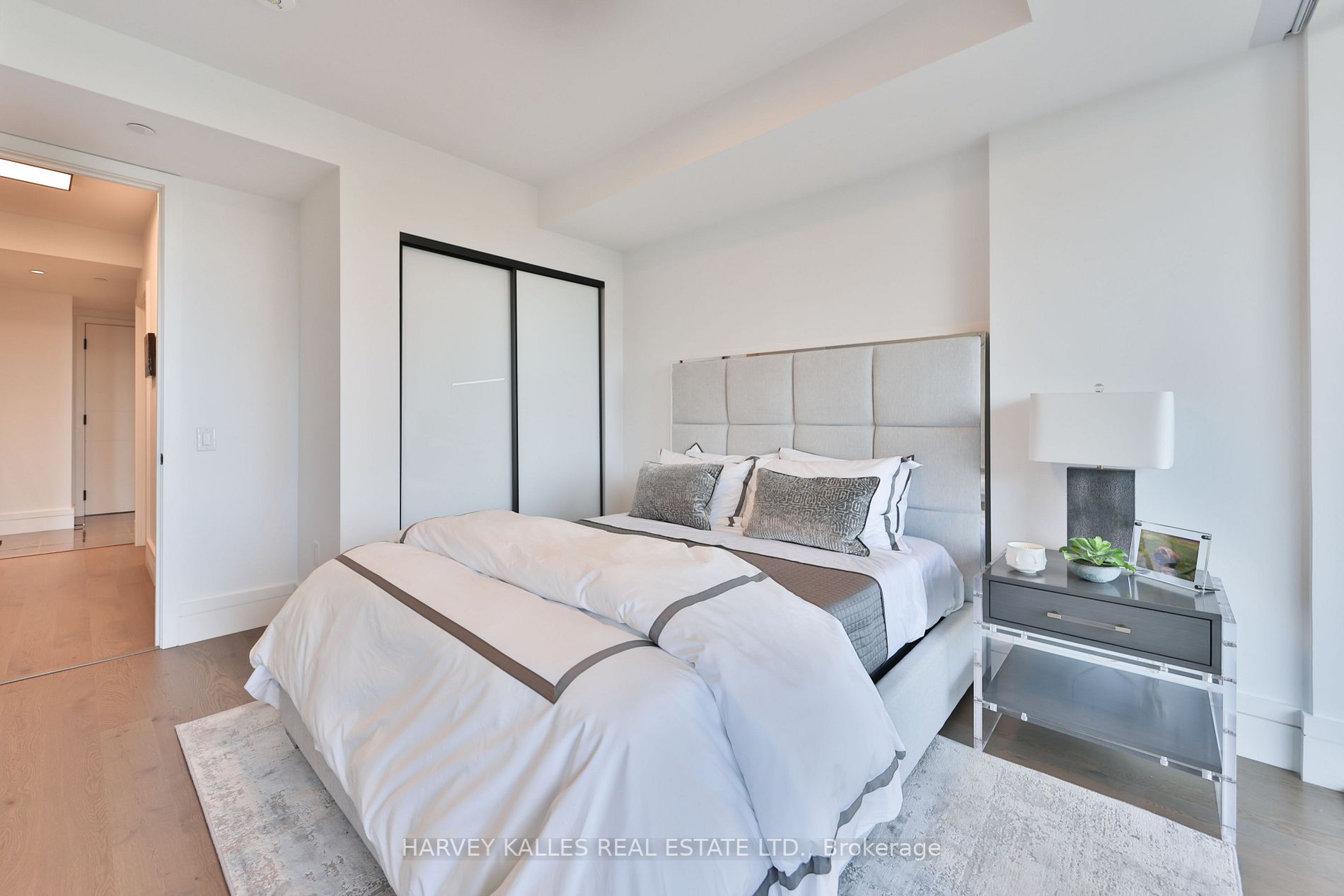 215 Lonsdale Rd, #1206