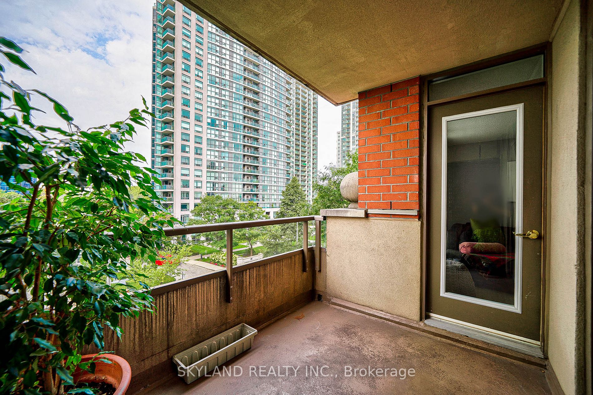 51 Harrison Garden Blvd, #401
