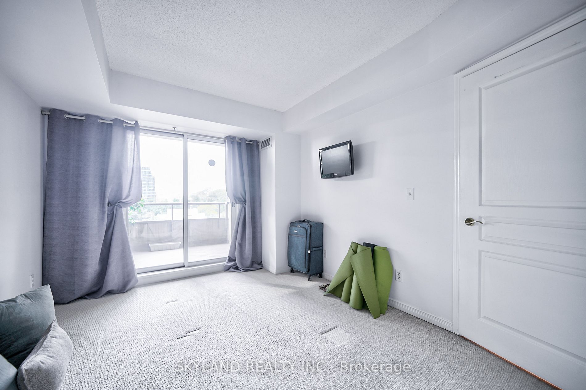 51 Harrison Garden Blvd, #401