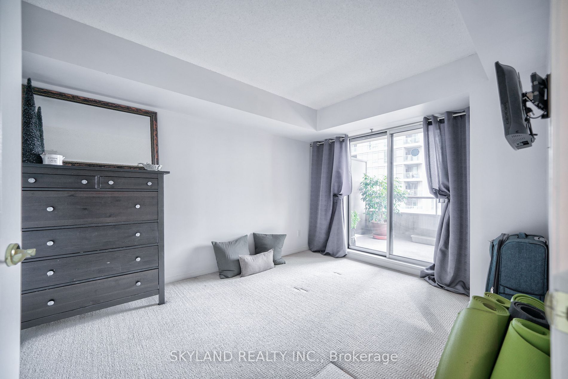 51 Harrison Garden Blvd, #401