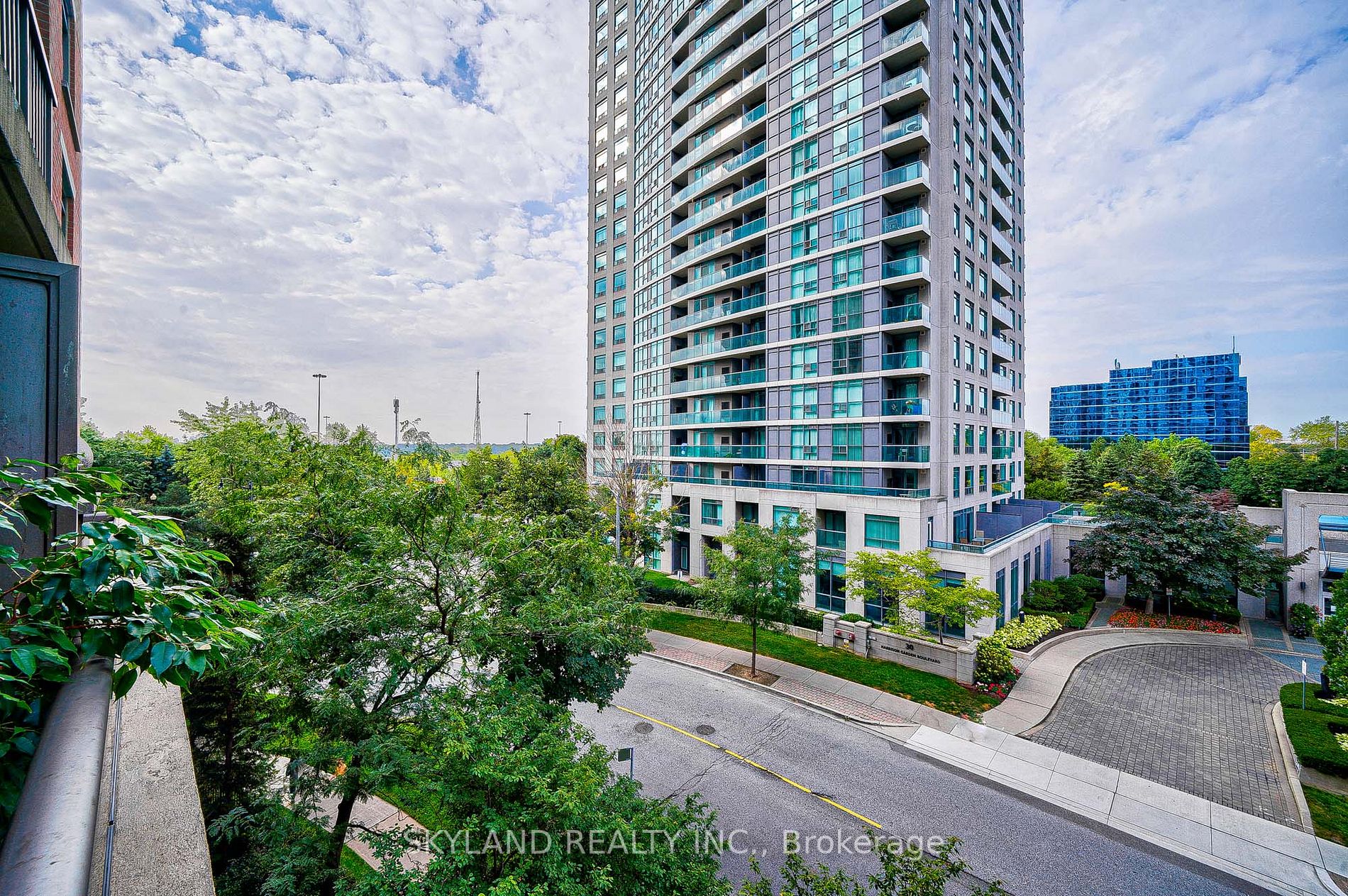 51 Harrison Garden Blvd, #401