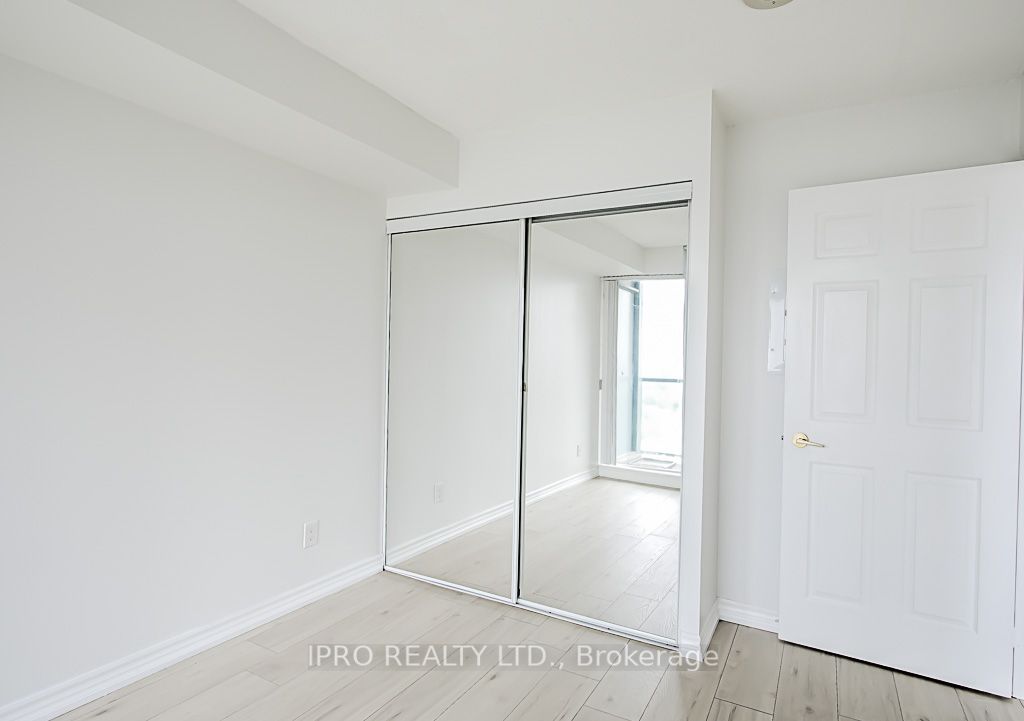 5500 Yonge St, #807