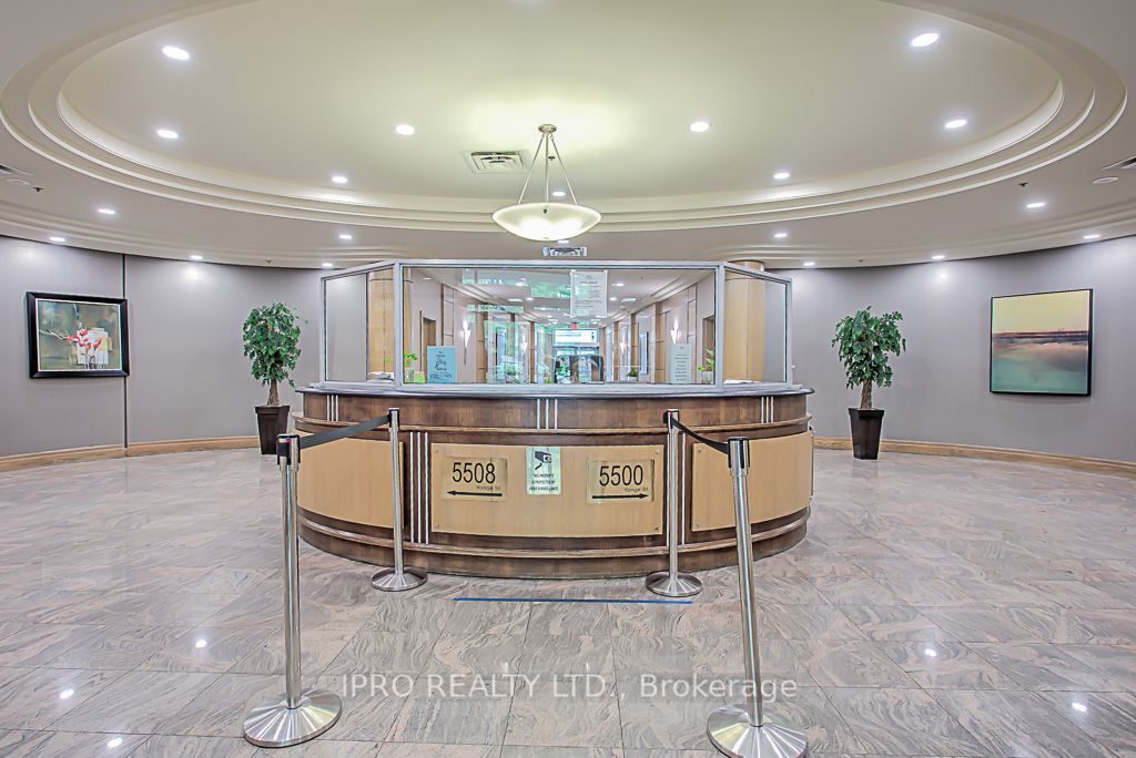 5500 Yonge St, #807