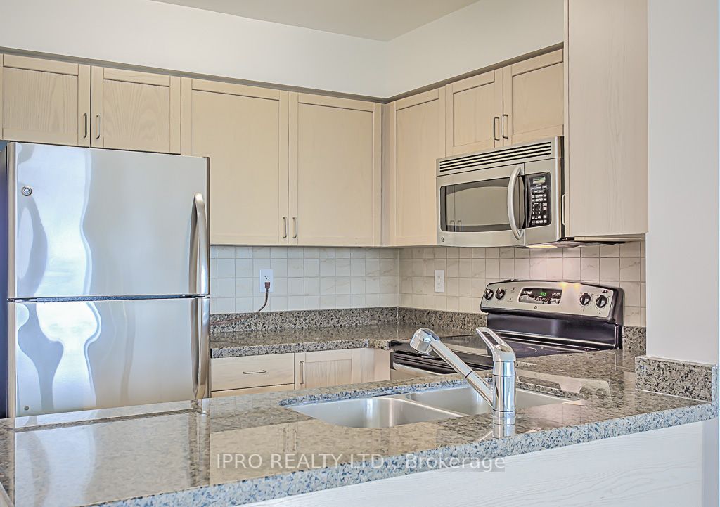 5500 Yonge St, #807