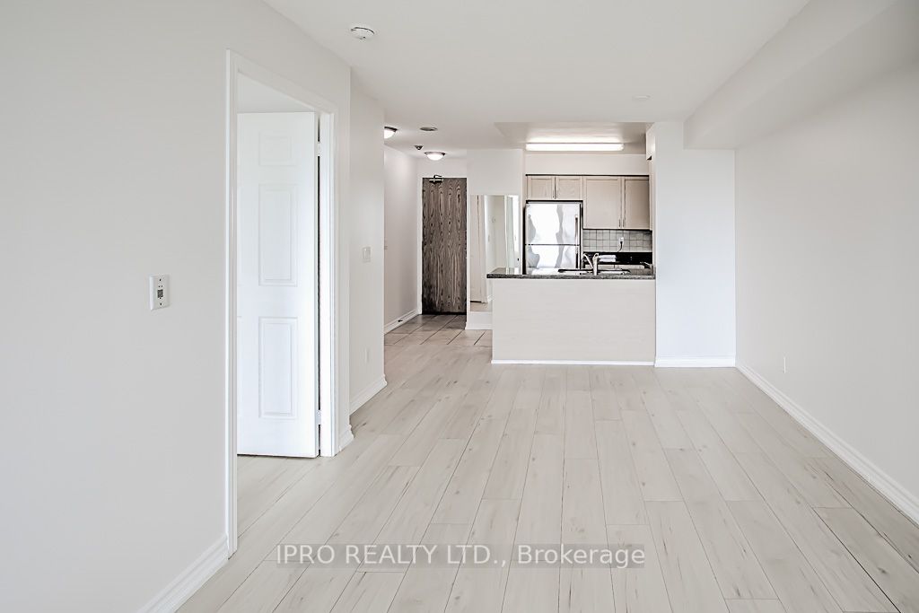 5500 Yonge St, #807