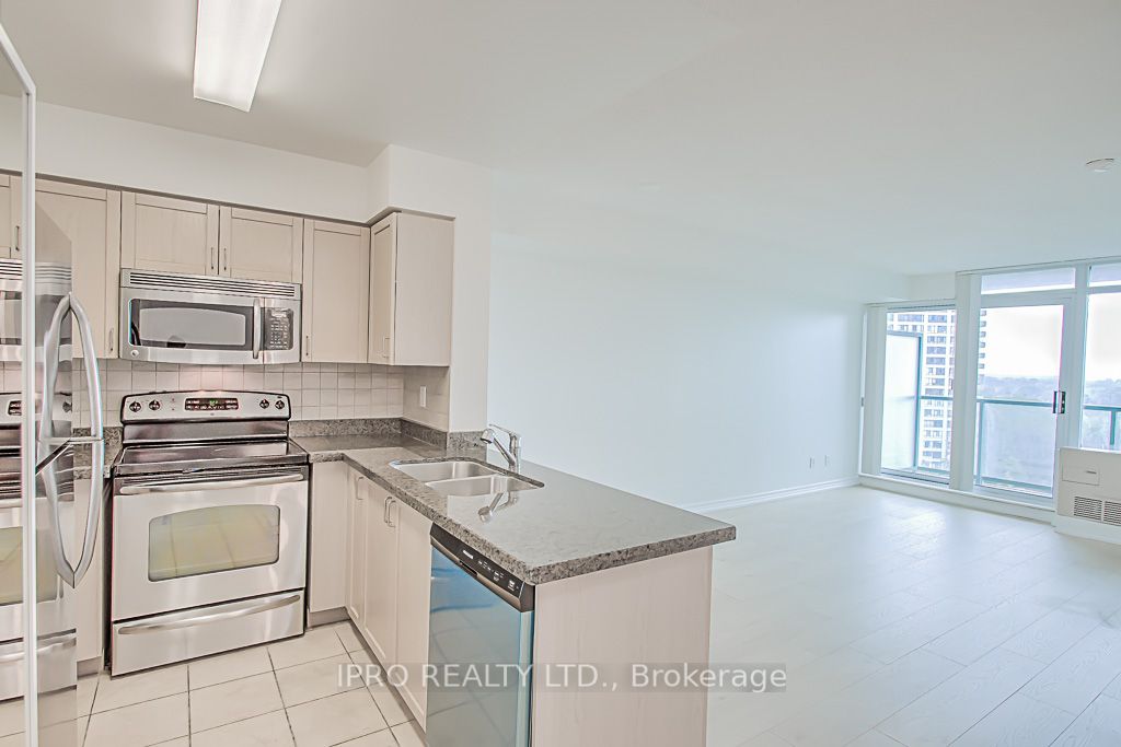 5500 Yonge St, #807