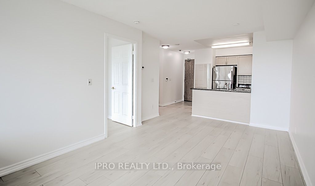 5500 Yonge St, #807