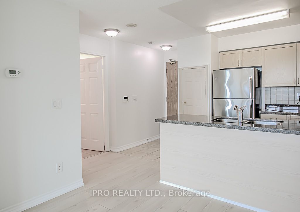 5500 Yonge St, #807