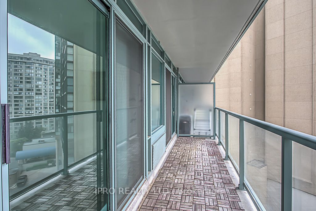 5500 Yonge St, #807