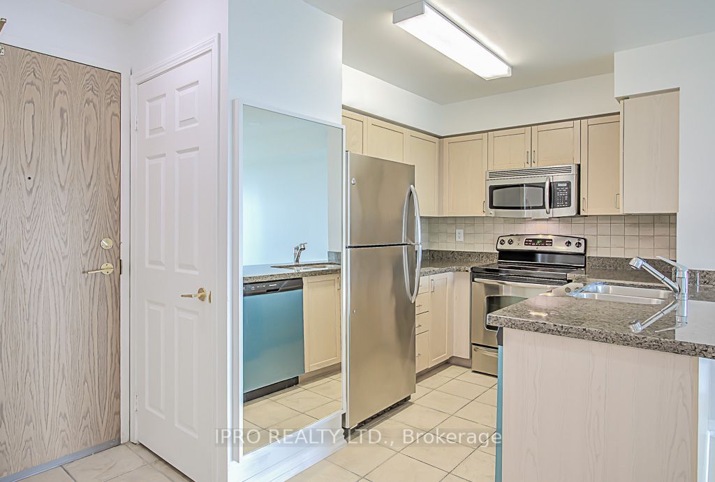 5500 Yonge St, #807