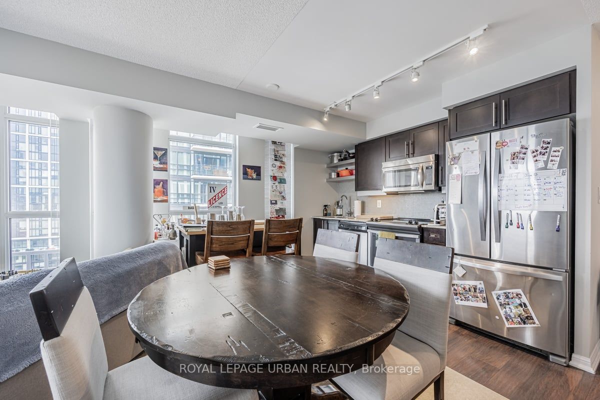 400 Adelaide St E, #1915