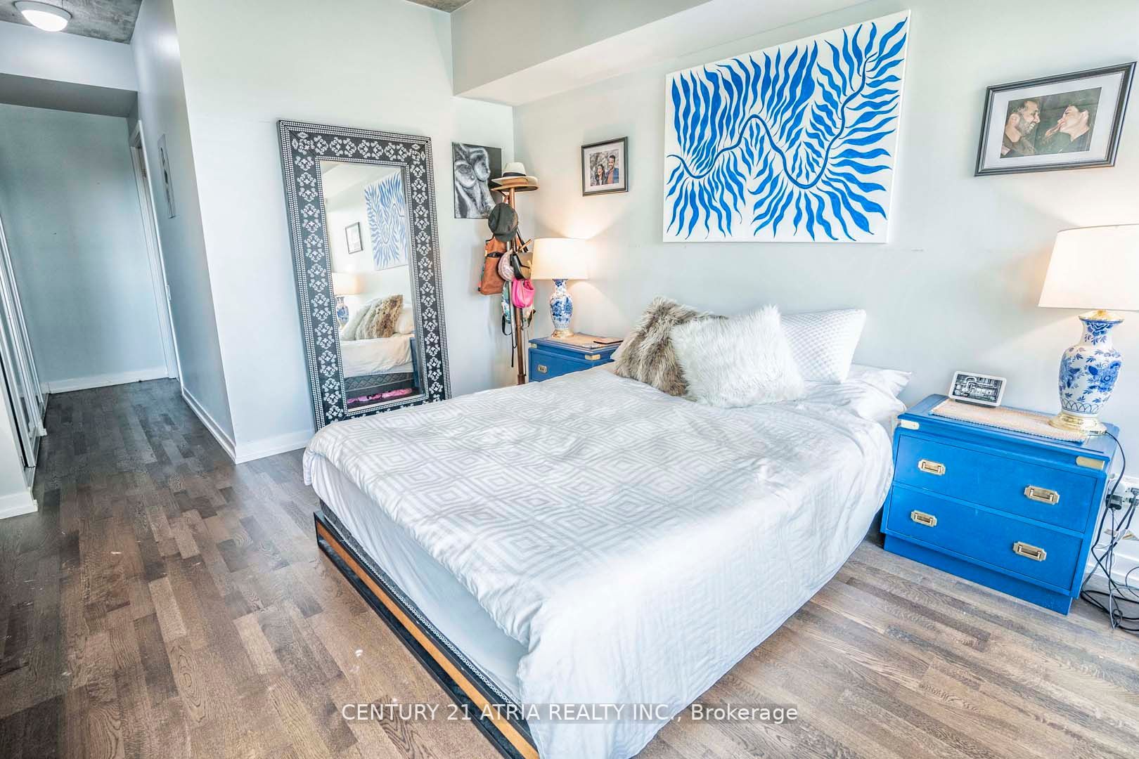 95 Bathurst St, #323